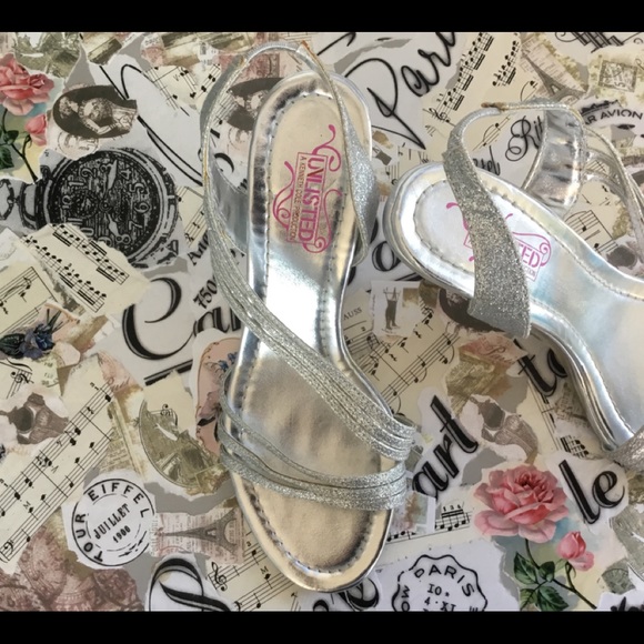 KENNETH COLE UNLISTED SILVER SANDALS CLEARING OUT - Picture 5 of 13